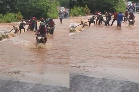 Motociclista é resgatado por populares ao tentar atravessar ponte molhada em Sussuapara
